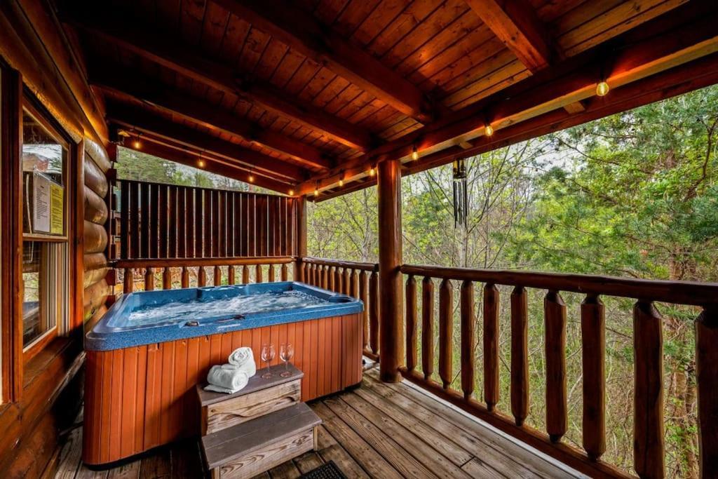 2-Bedroom Cabin With 2 Master Suites, Loft, Half-Bath And Hot Tub In A Serene Resort Setting เซอเวียร์วีล ภายนอก รูปภาพ